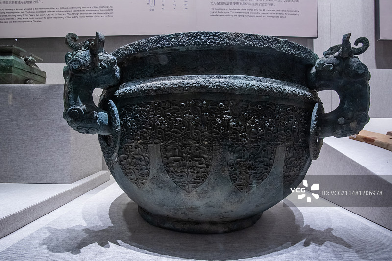 河南省博物院夔龙纹四耳铜鉴水器春秋公元前770-前476年2005年上蔡县郭庄楚墓出土图片素材