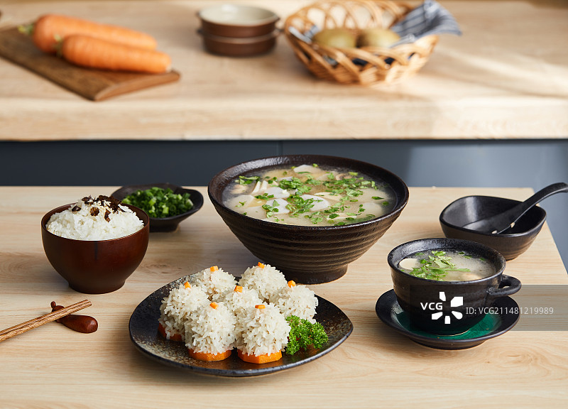 餐桌上美味的菜肴 糯米丸子和芋头汤图片素材