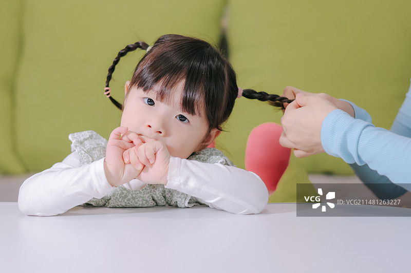 早上起床 上幼儿园前 妈妈帮可爱的亚洲女孩梳头发图片素材