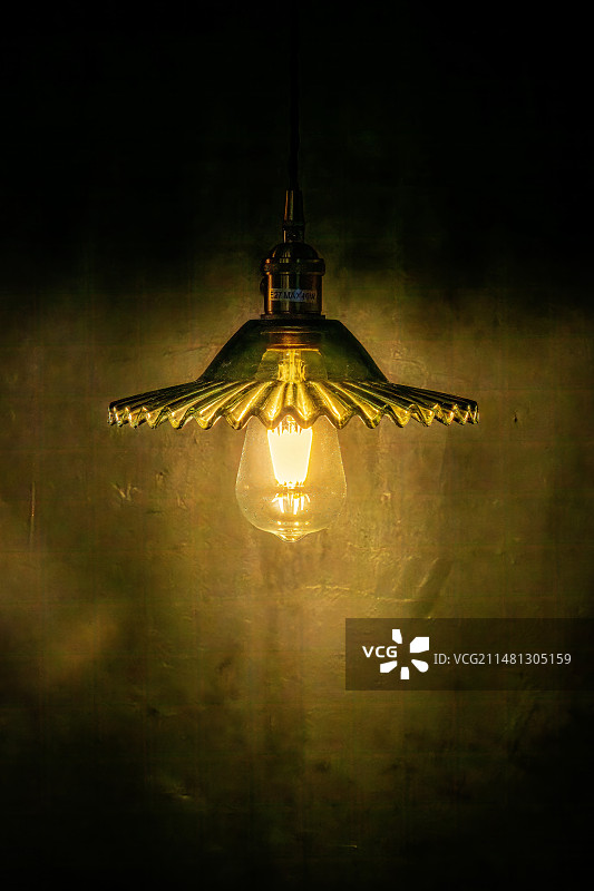 夜晚吊灯图片素材