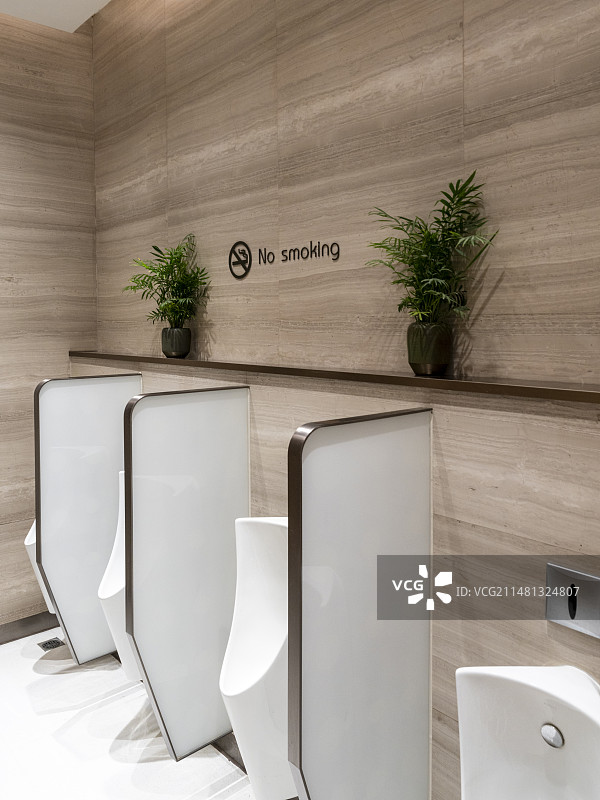 公共卫生间男厕所禁止吸烟标识图片素材