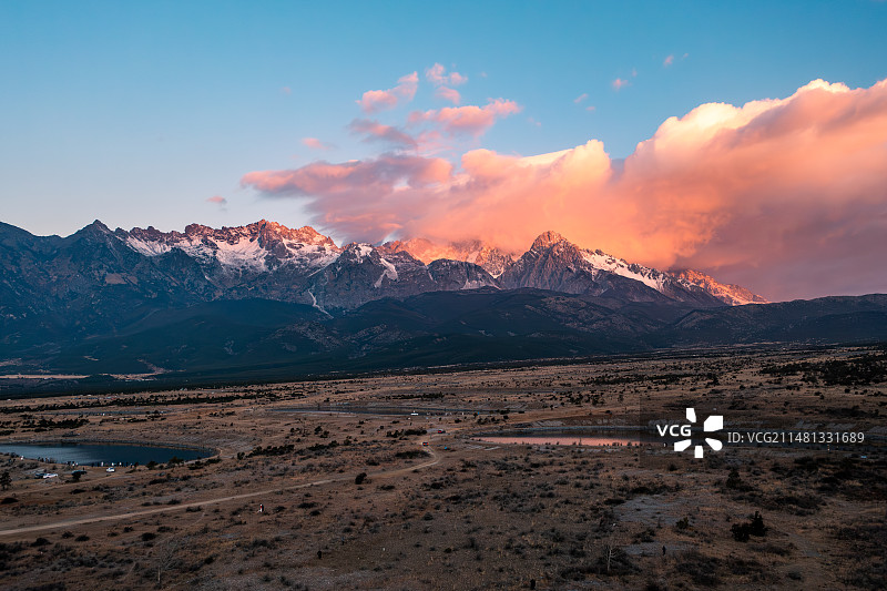 云南丽江市玉龙雪山日照金山图片素材
