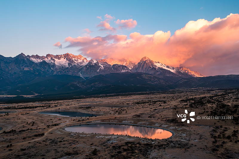 云南丽江市玉龙雪山日照金山图片素材