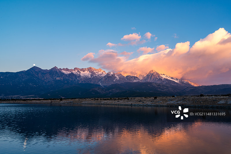 云南丽江市玉龙雪山日照金山图片素材