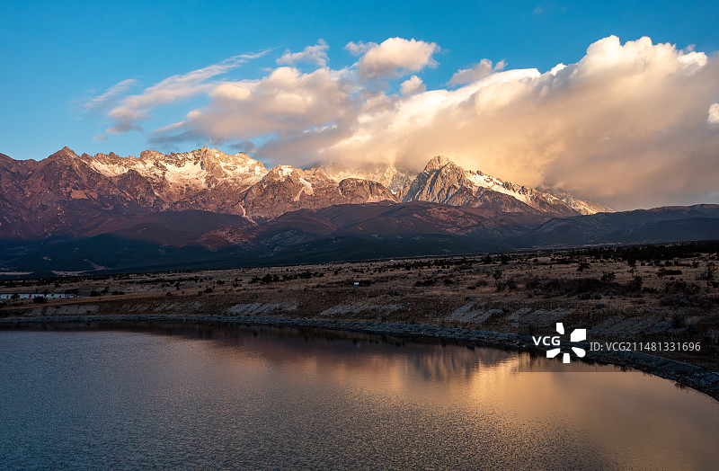 云南丽江市玉龙雪山日照金山图片素材