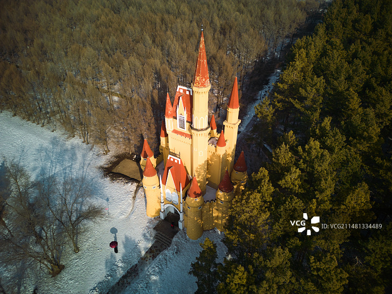 阳光下哈尔滨欧亚之窗公园里的城堡图片素材