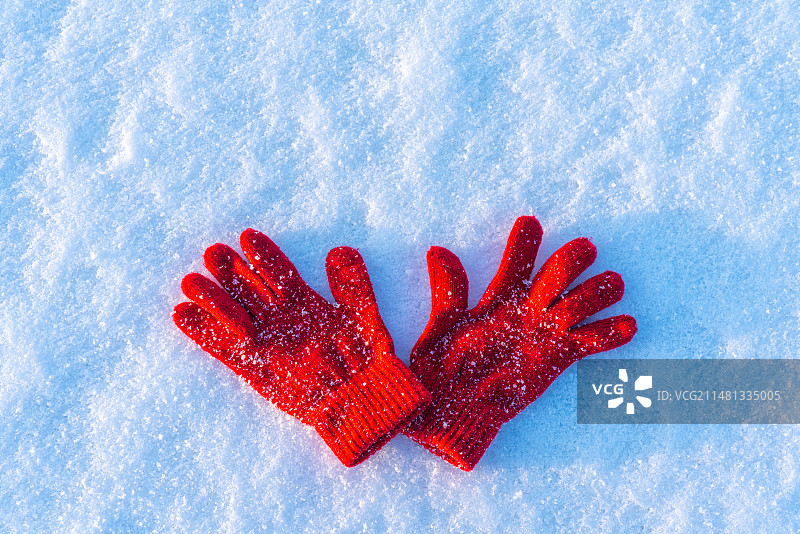 雪地上红色手套图片素材