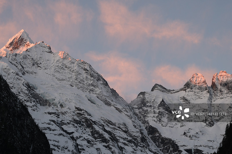 日照金山粉色天空图片素材