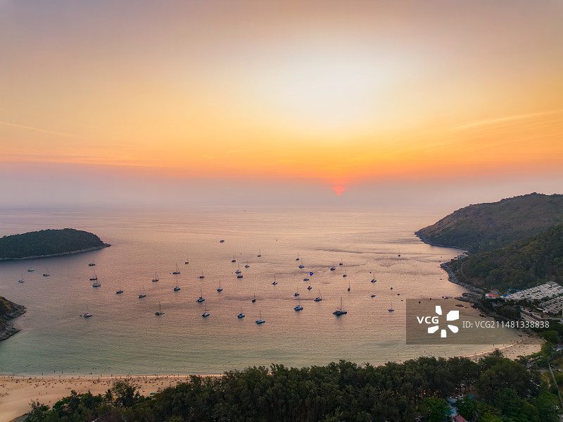 泰国普吉岛奈汉海滩（Nai Han Beach）奈汉寺（Naiharn Temple）日落航拍图片素材