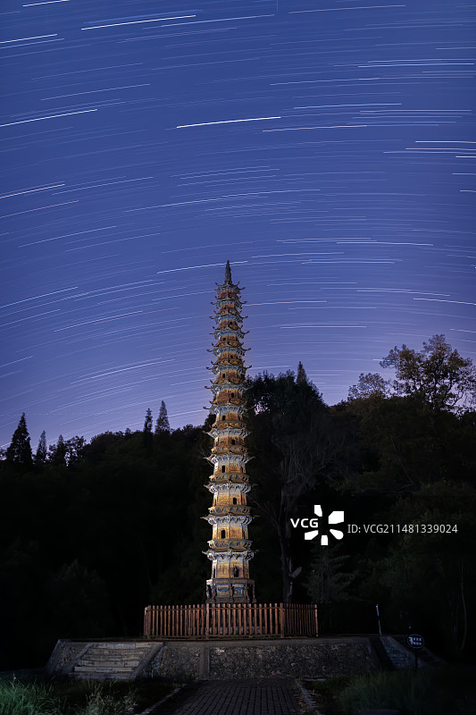 湖北当阳玉泉寺铁塔夜景图图片素材