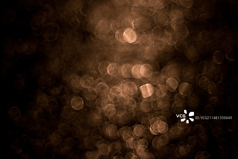 暗调背景中梦幻的光斑纯背景图图片素材