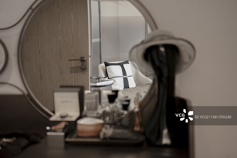样板间，梳妆台，梳妆柜，主卧。卧室，女主人，女人，首饰，奢侈品，香水，手表，手套，包包，富婆，打扮，图片素材
