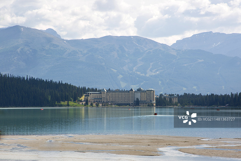 明净的露易丝湖和费尔蒙城堡酒店图片素材