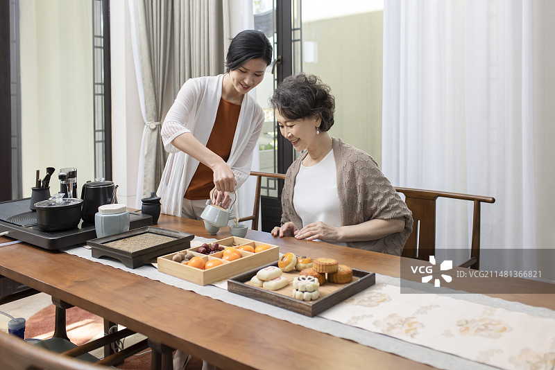 欢乐家庭庆祝中秋节图片素材