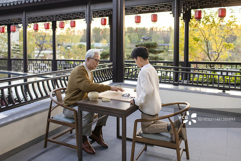 爷爷和孙子下围棋图片素材