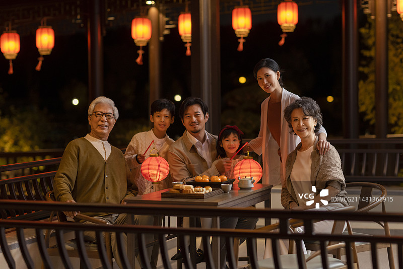 欢乐家庭庆祝中秋节图片素材