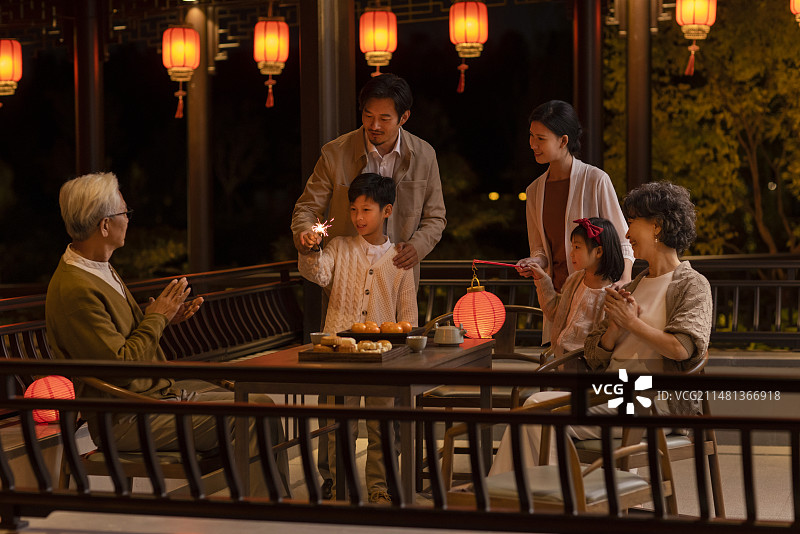 欢乐家庭庆祝中秋节图片素材