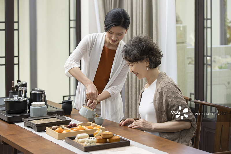 欢乐家庭庆祝中秋节图片素材