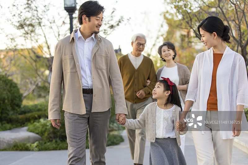 一家人逛古典园林图片素材