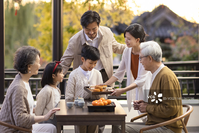 欢乐家庭庆祝中秋节图片素材