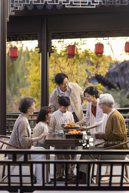 欢乐家庭庆祝中秋节图片素材