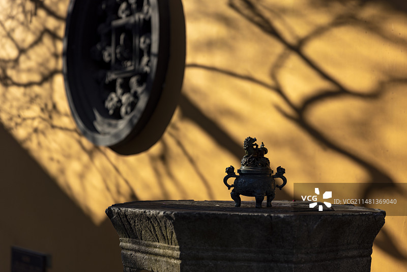 古风禅意香炉黄墙光影图片素材