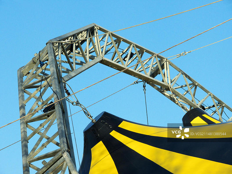 黄黑色马戏团帐篷与蓝天图片素材