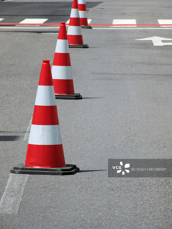 道路封闭用的四个红色和白色交通帽，细节图图片素材