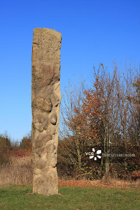 梅尔齐希-贝塞林根雕塑之路上的雕塑作品，背景是天空和风景图片素材