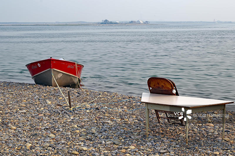 加拿大西北地区图克托亚图克海滩上的小船和桌子图片素材