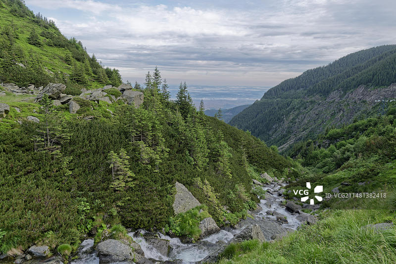 罗马尼亚锡比乌法格拉什山脉巴莱亚溪流上游的岩石景观图片素材