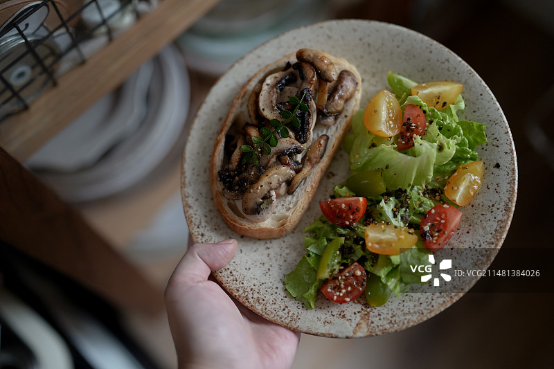 蘑菇番茄生菜面包早餐图片素材