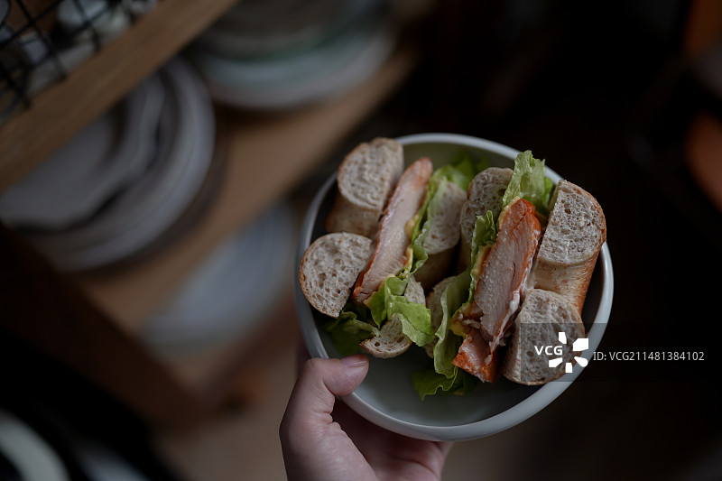 鸡胸肉生菜贝果三明治早餐图片素材