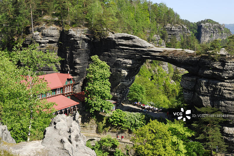 欧洲最大的砂岩石桥：普雷比什门，捷克共和国易北河砂岩山脉图片素材