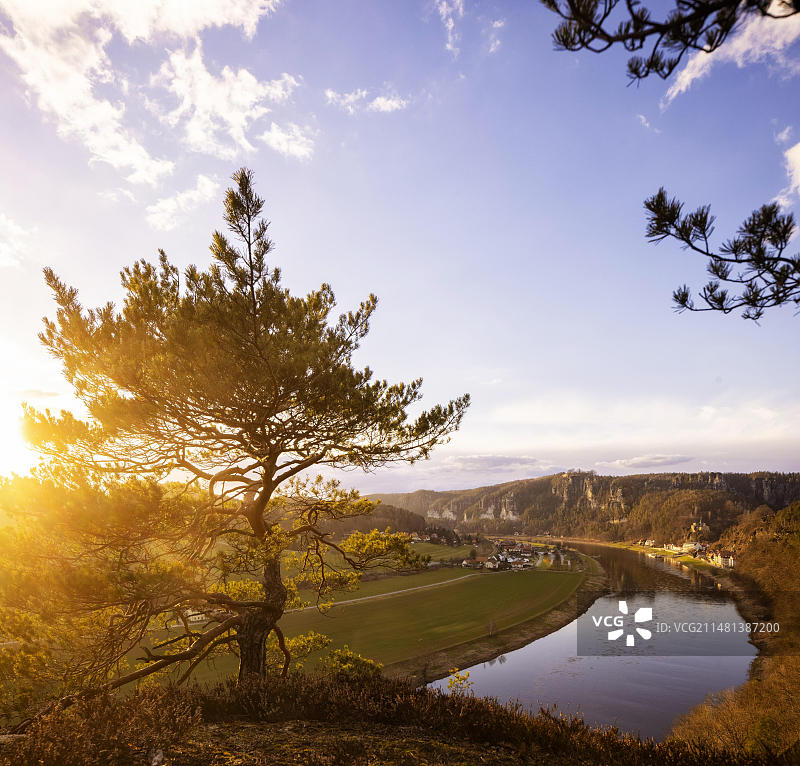 拉腾附近的Leopoldsnase观景点，可观看拉腾和巴斯泰岩石图片素材