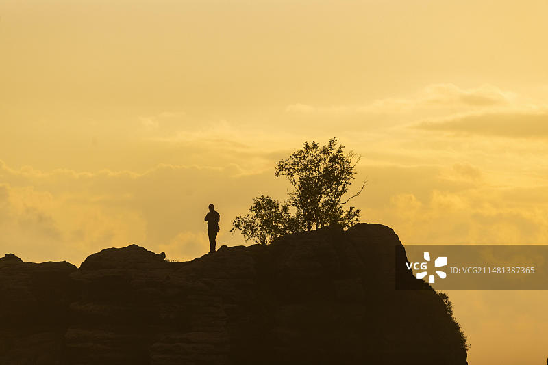 易北河砂岩山脉Schrammsteine的登山者图片素材