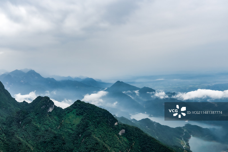 雨后朦胧的山水画图片素材