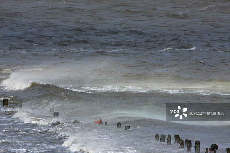 德国下萨克森州明瑟奥格岛浪花图片素材