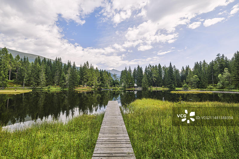 施拉德明陶恩山区的施拉德明湖栈桥图片素材