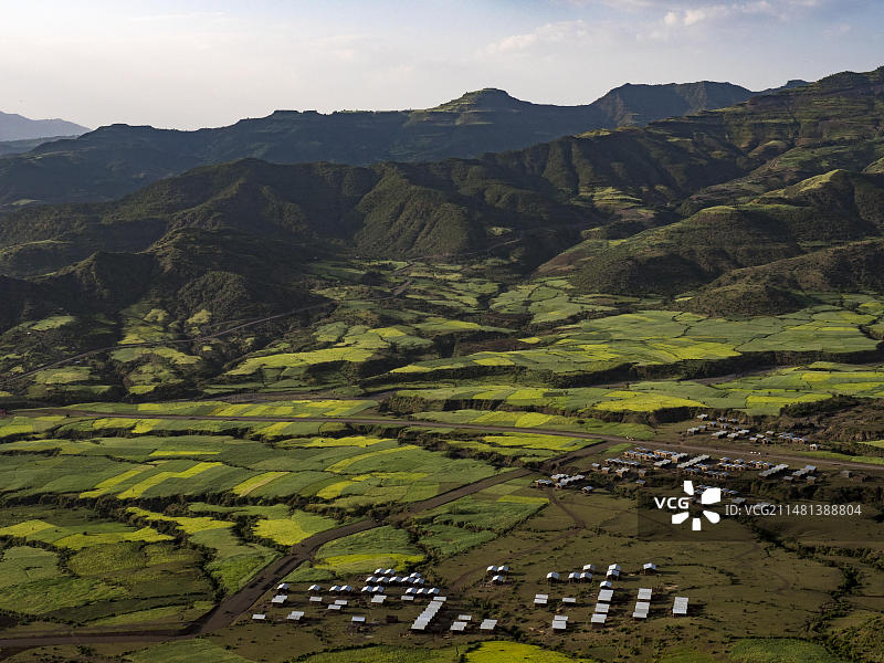 埃塞俄比亚拉利贝拉附近的耕地和山脉景观图片素材
