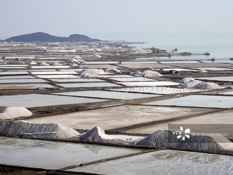 非洲埃塞俄比亚达纳基勒谷阿夫雷拉盐湖的盐提取图片素材