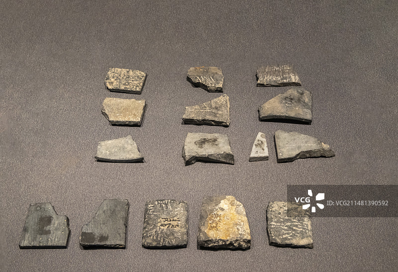 陕西考古博物馆“考古发现篇”：石胄片【秦，2001年西安临潼区新丰镇秦代水井】图片素材