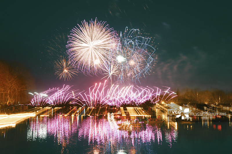 积翠湖龙年春节焰火图片素材