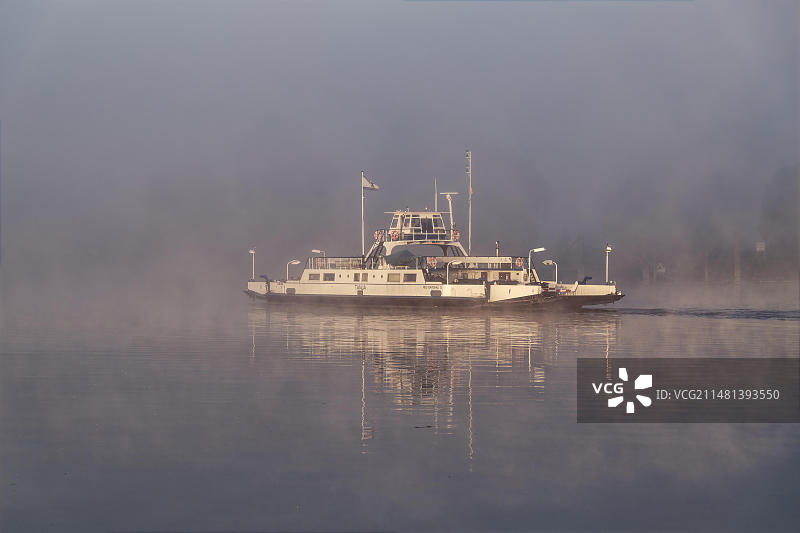 易北河生物圈保护区，德国下萨克森州，达尔绍和诺伊达尔绍之间的易北河上，清晨薄雾中的易北河渡轮图片素材
