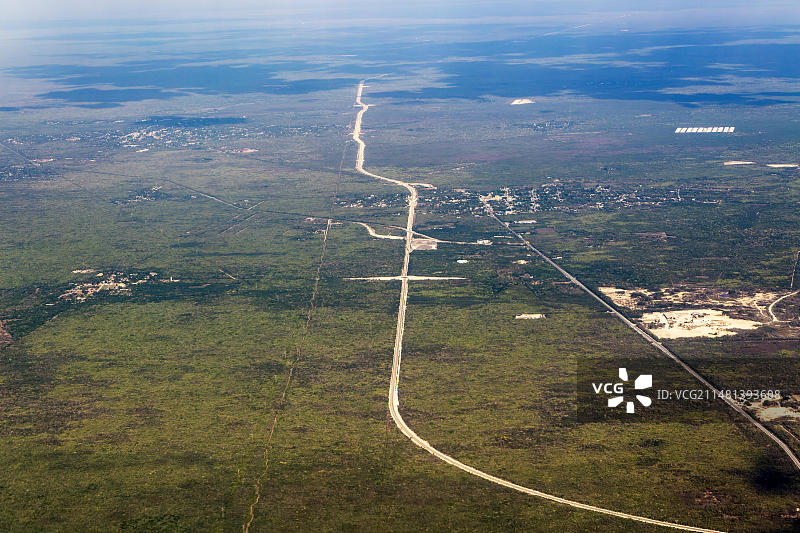 从飞机舷窗俯瞰墨西哥尤卡坦半岛梅里达附近的新玛雅铁路图片素材