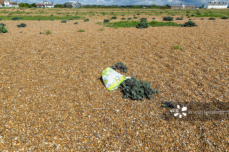 英国萨福克郡海滩上缠绕在海藻上的塑料袋图片素材