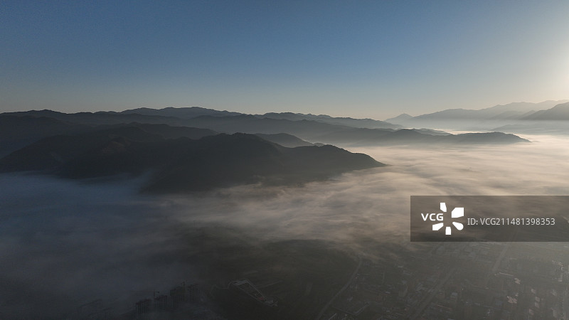 清晨航拍陕西太白县城薄雾云海深秋秦岭图片素材
