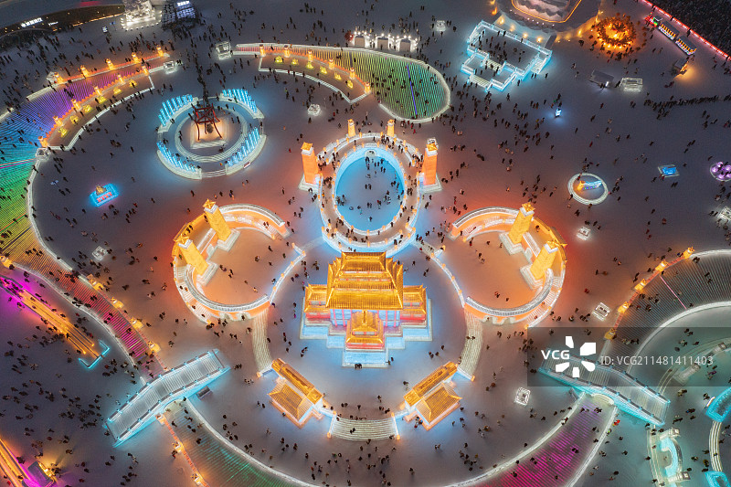 夜幕下哈尔滨冰雪大世界的人潮涌动图片素材