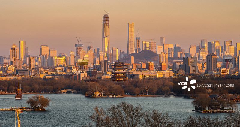 黄昏下的济南大明湖与CBD图片素材