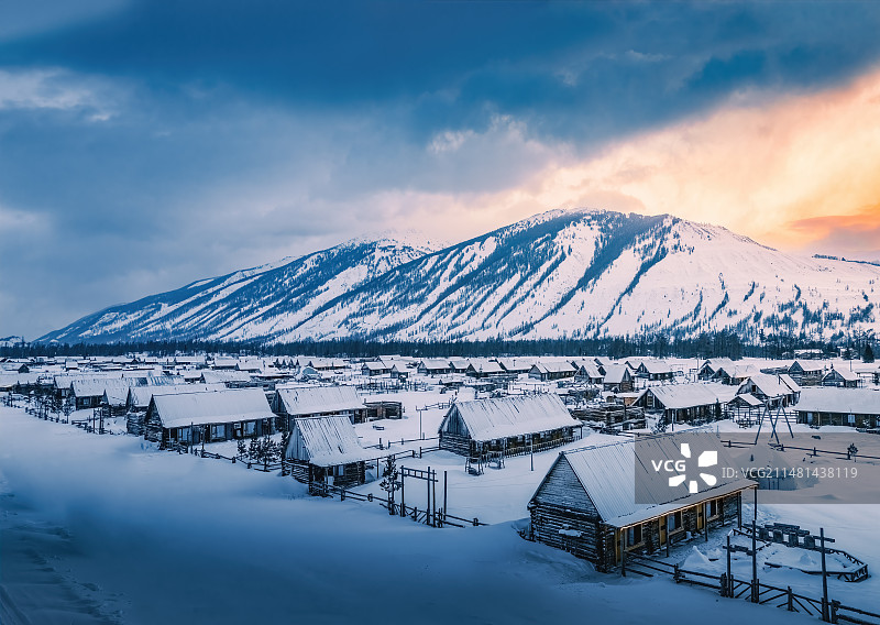 冬天的喀纳斯村，雪山，木屋图片素材